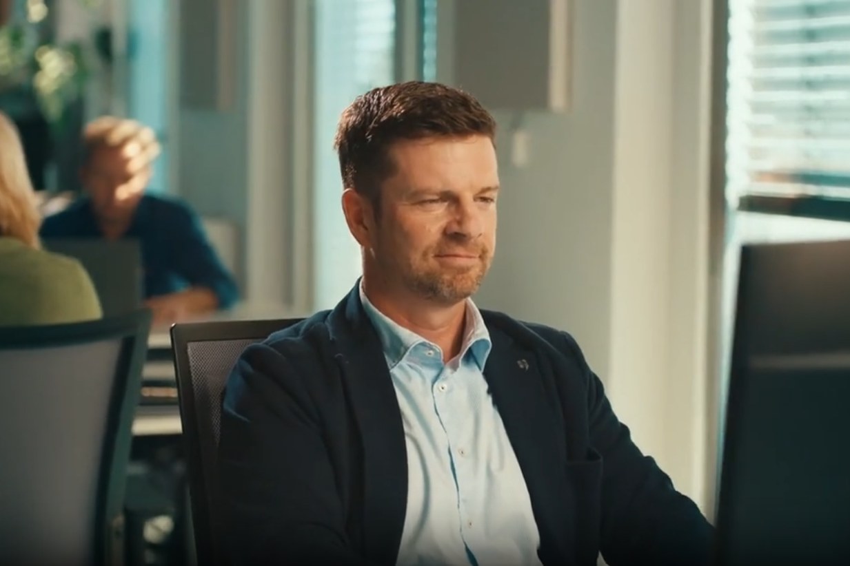 Björn Slapschy koordiniert einen Auftrag am Arbeitsplatz
