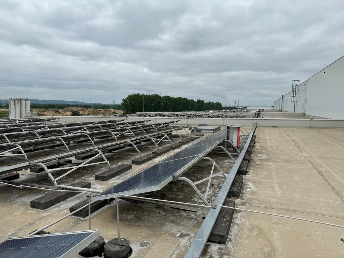 Flachdach einer Industriehalle mit Photovoltaikanlage