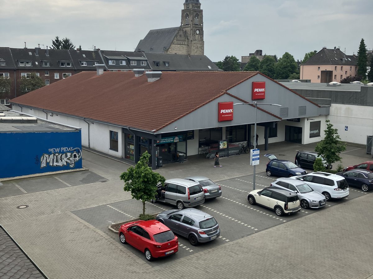 Gewerbeobjekt mit geneigtem Dach